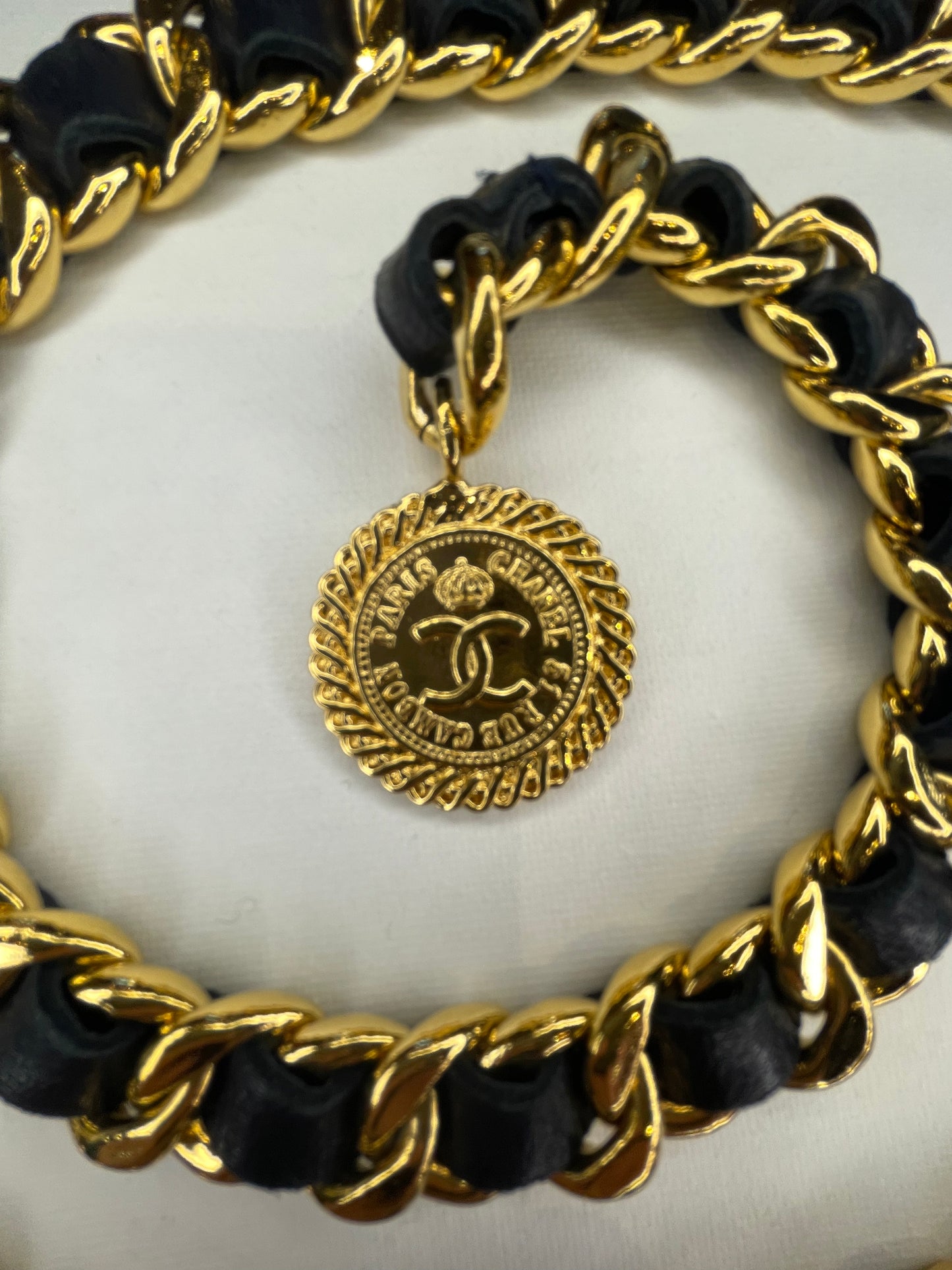 CHANEL VINTAGE BLACK LEATHER AND GOLD CHAIN BELT WITH LOGO CHARM