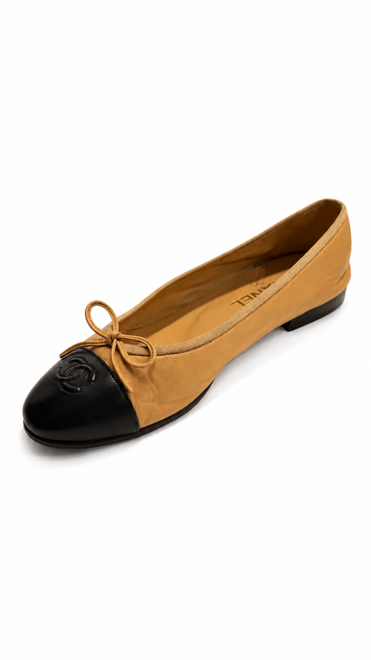 CHANEL BEIGE BALLET FLATS WITH BLACK CAP TOW - SIZE 38.5