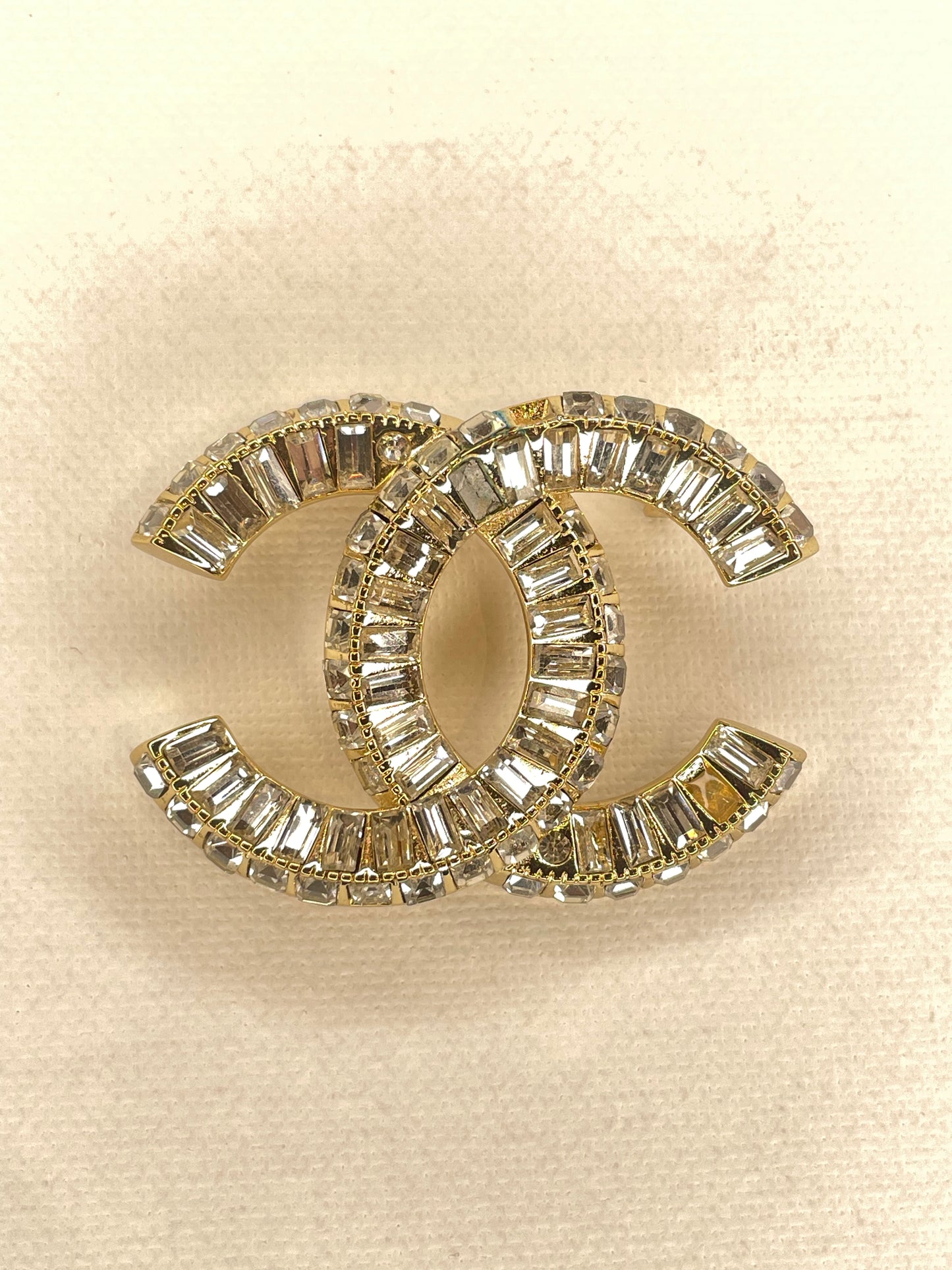 CHANEL CLASSIC CC CRYSTAL BROOCH IN GOLD TONE