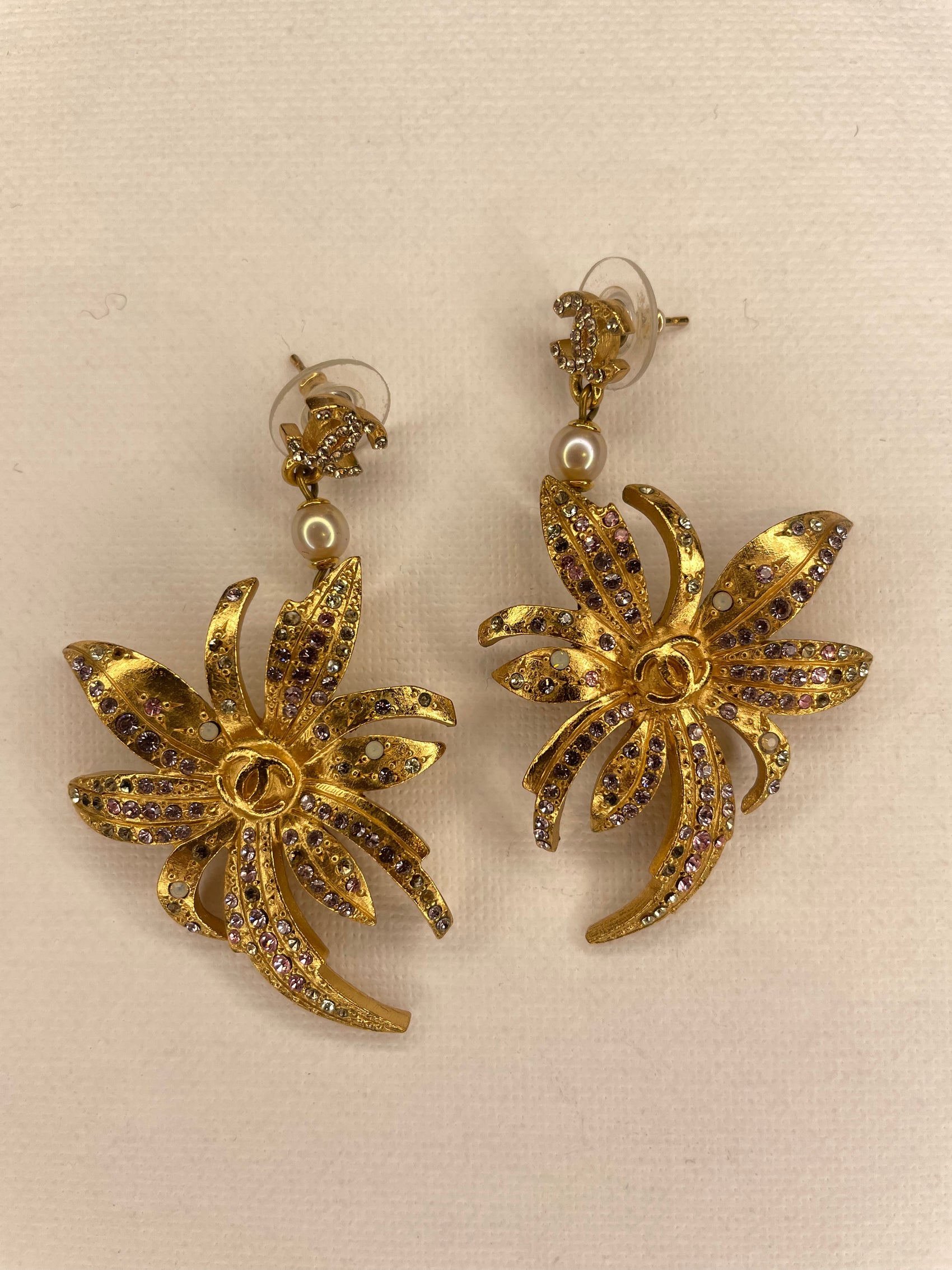 CHANEL GOLD VINTAGE FLORAL CRYSTAL EARRINGS