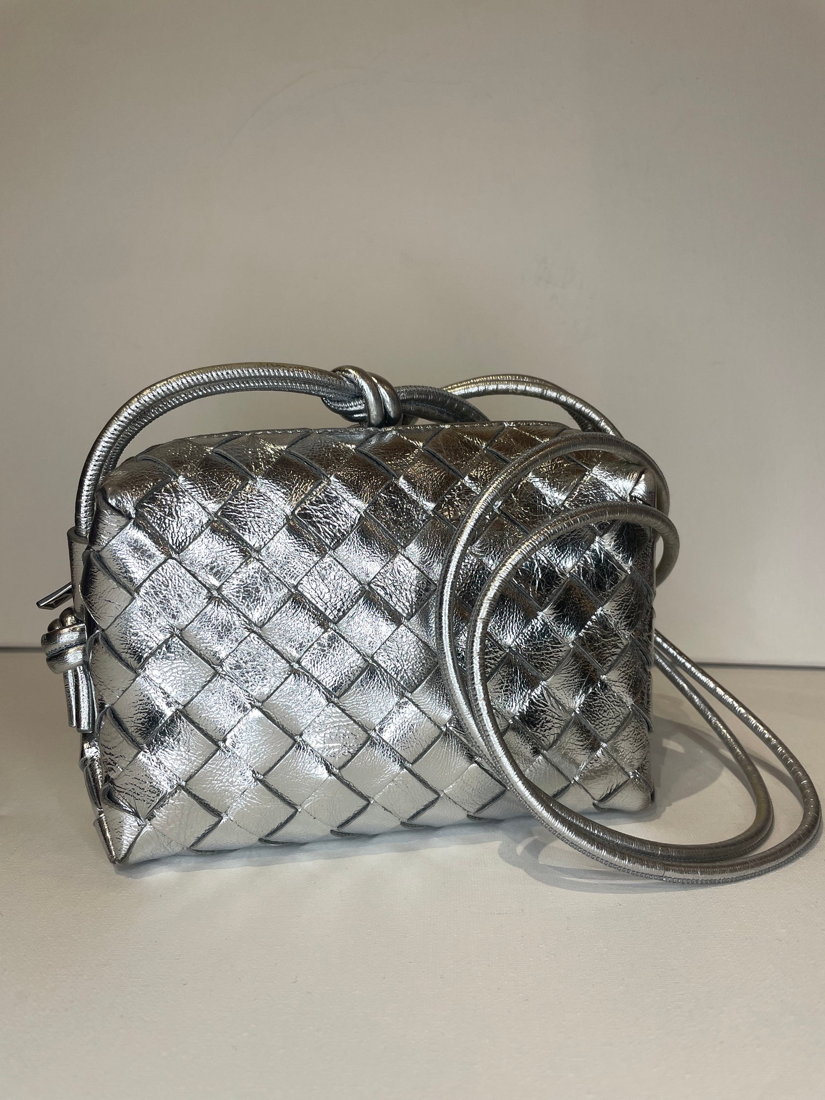 BOTTEGA VENETA METALLIC INTERCCIATO MINI LOOP SILVER CAMERA BAG