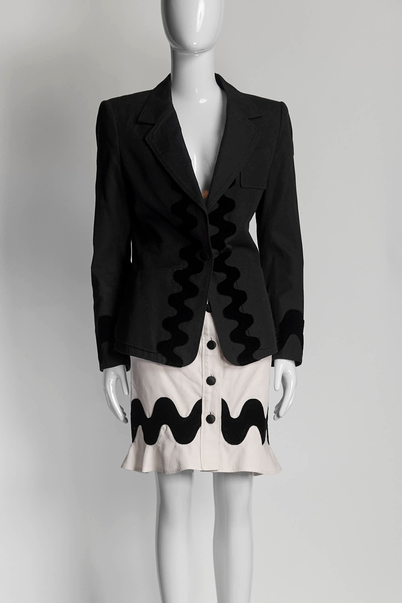Yve Saint Laurent Black Blazer/Cream Skirt 38